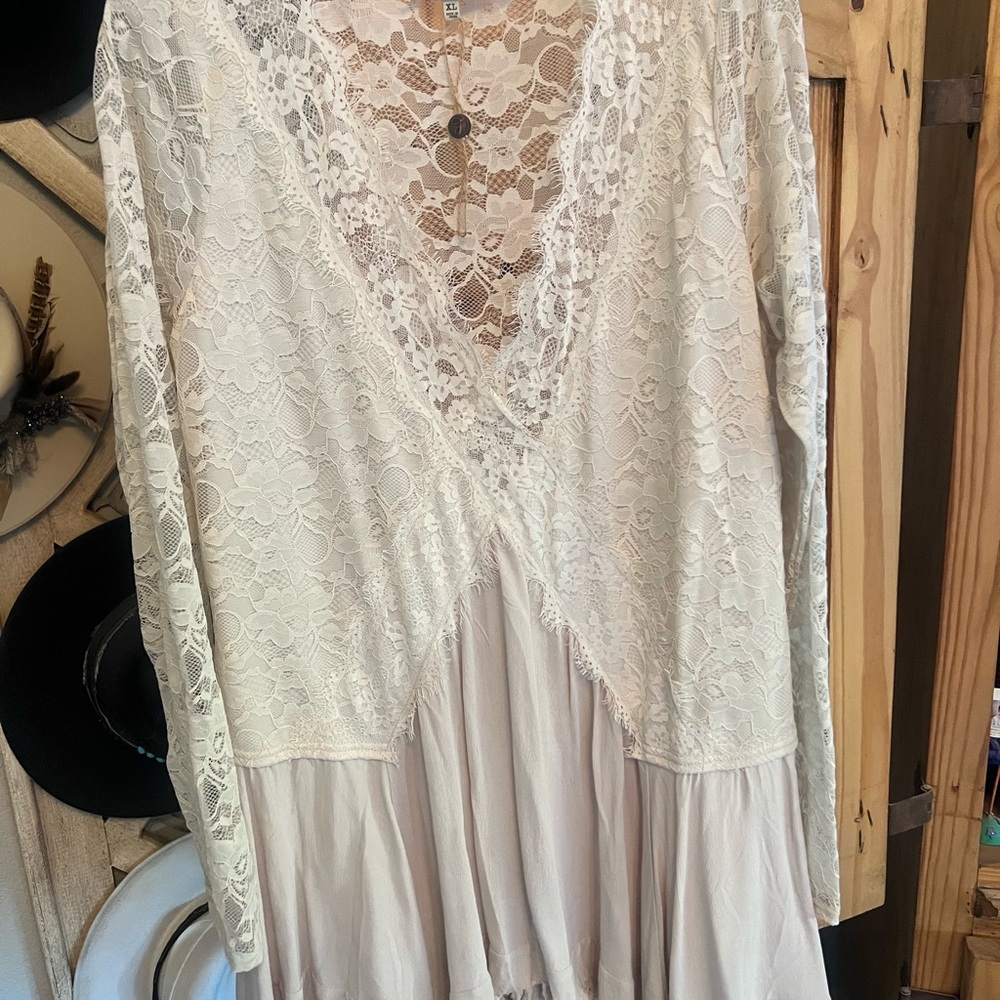 Gimmicks by BKE Cream Lace Tunic